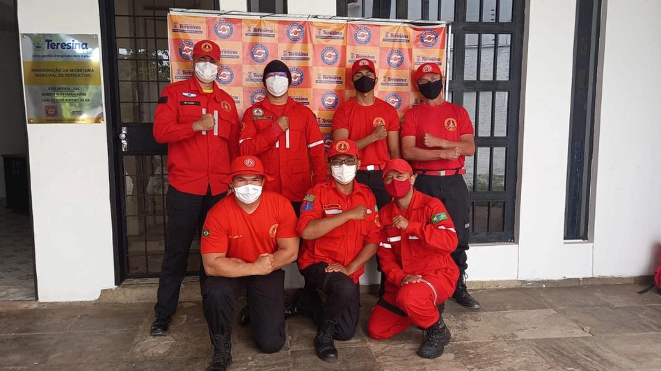 Equipes da secretaria de Defesa Civil de Teresina.