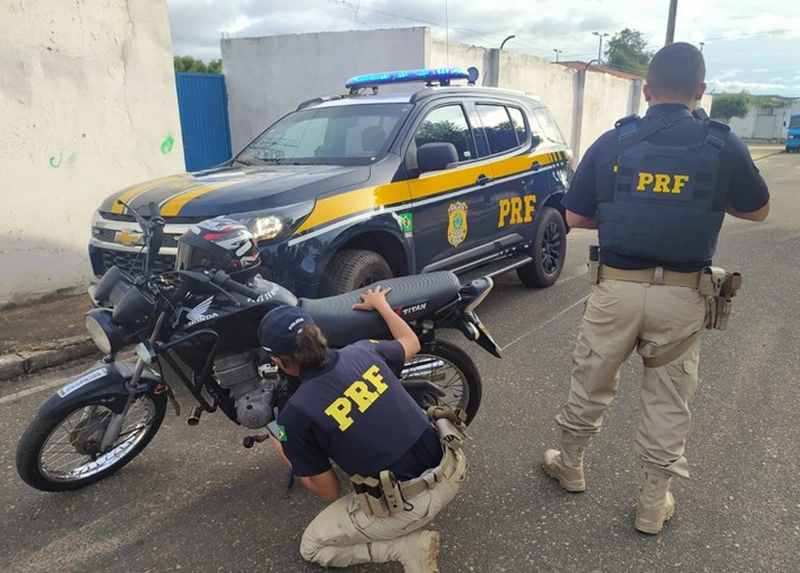 Motocicleta com sinais de identificação adulterado em Oeiras.