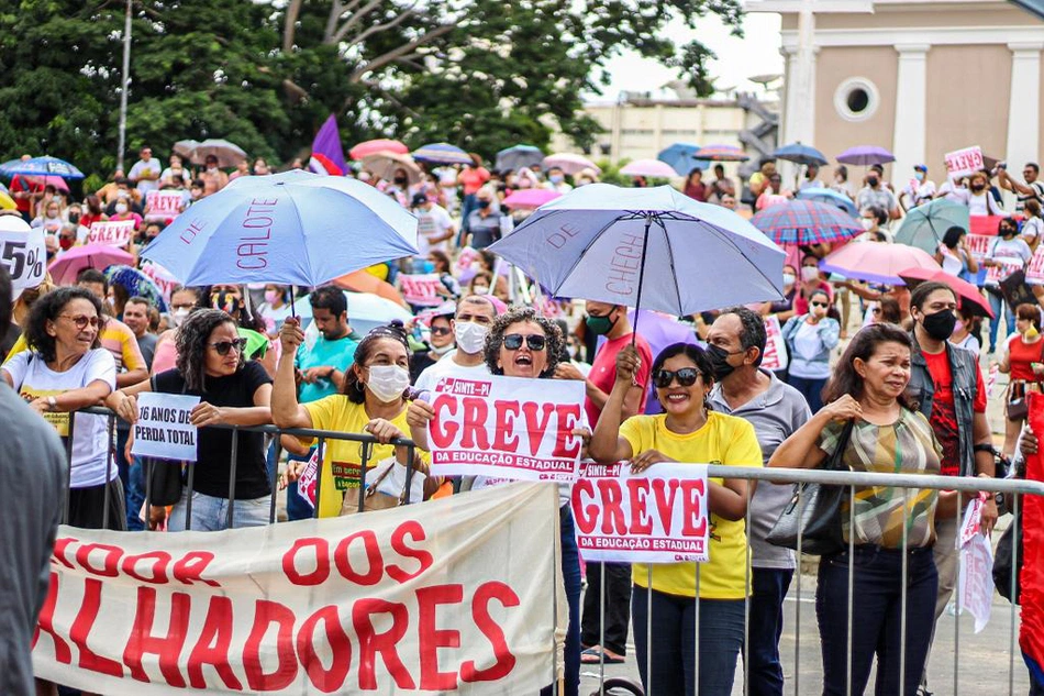 Protestos de professores em frente ao Palácio de Karnak