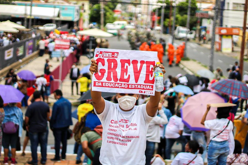 Protestos de professores em frente ao Palácio de Karnak