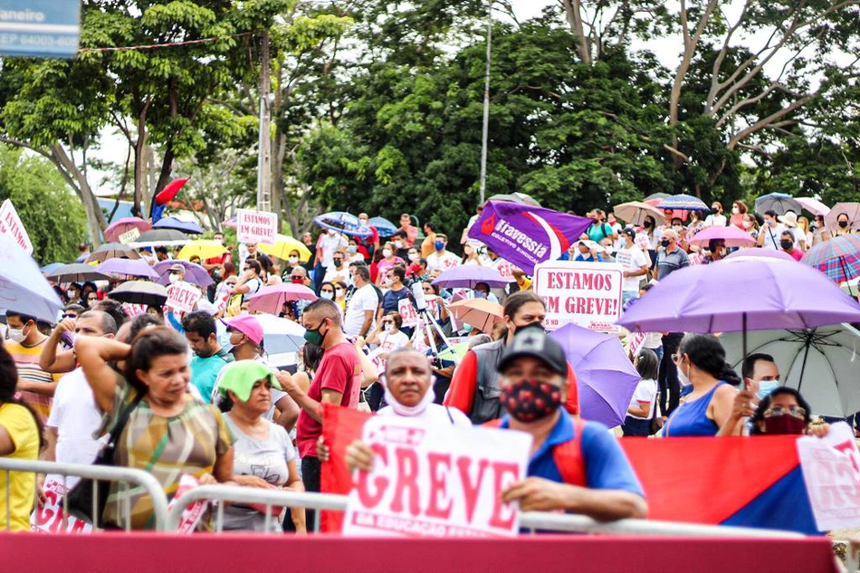 Protestos de professores em frente ao Palácio de Karnak