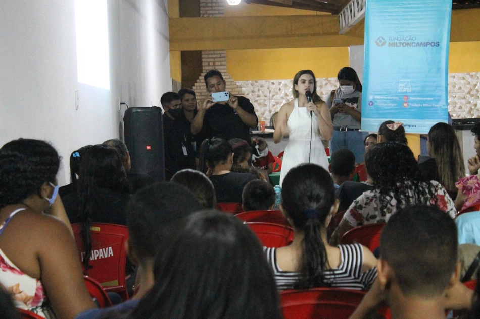 Bárbara Soares se reúne com jovens durante oficina sobre Marketing Digital em Teresina