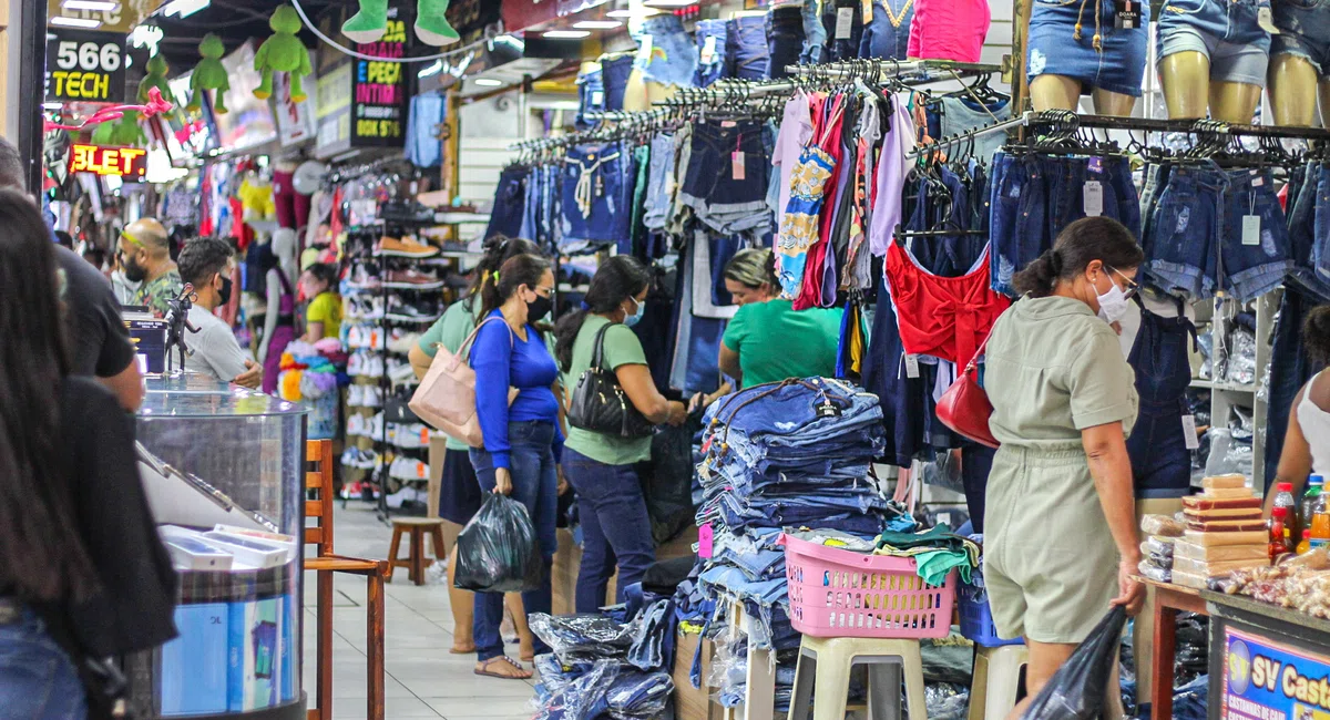 Movimentação no shopping da cidade