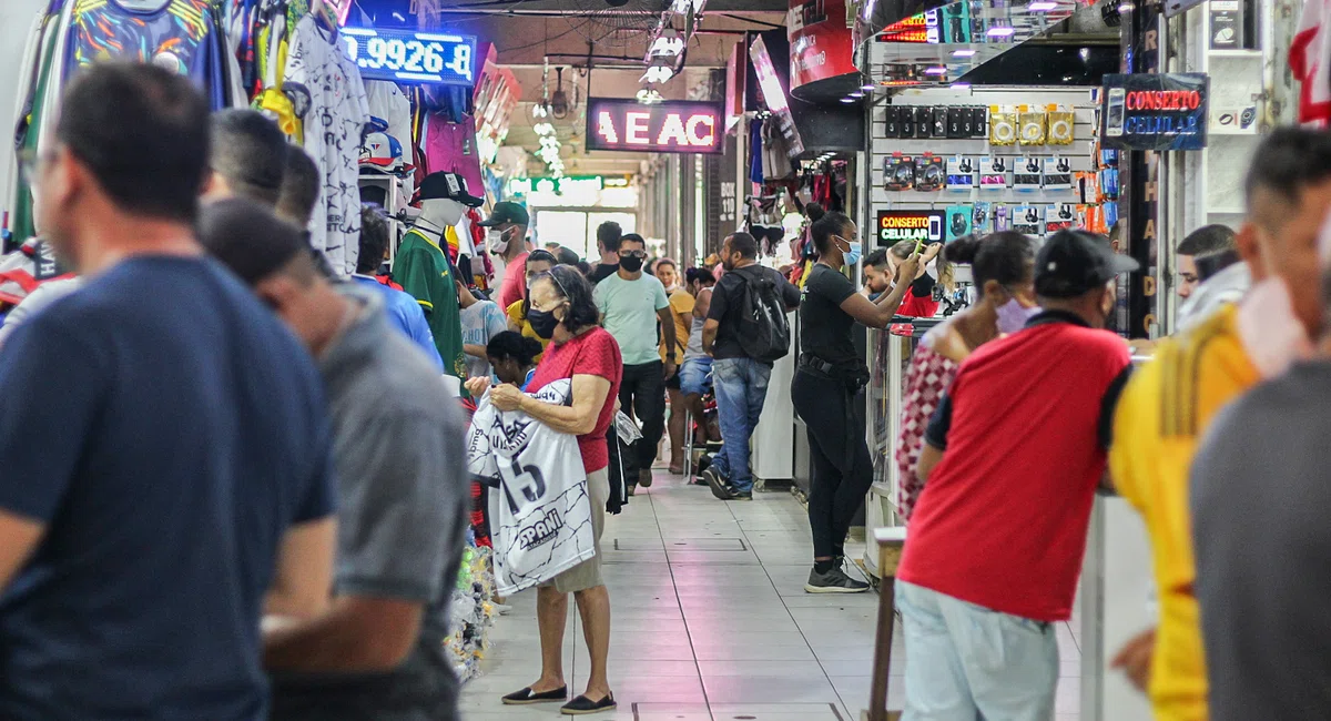 Movimentação no shopping da cidade