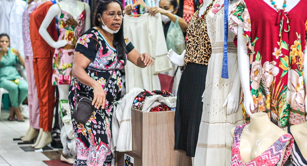 Movimentação no shopping da cidade