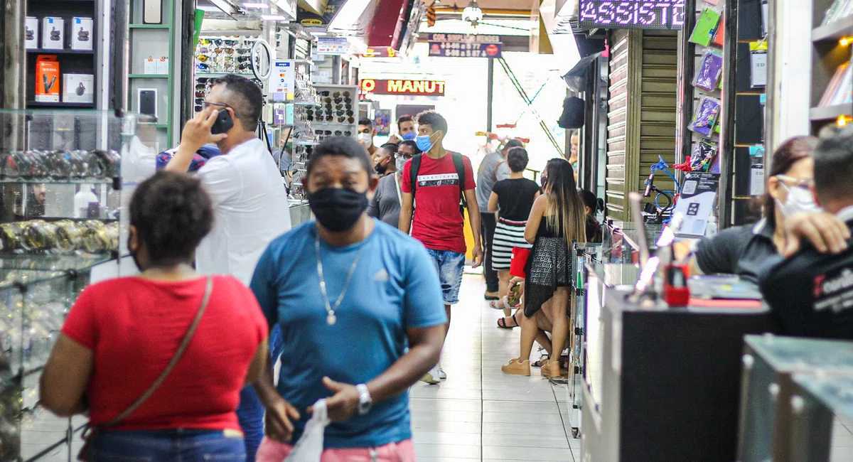 Movimentação no shopping da cidade