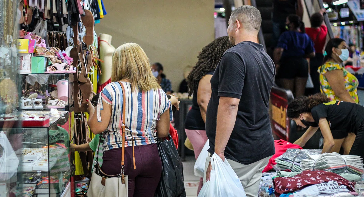 Movimentação no shopping da cidade