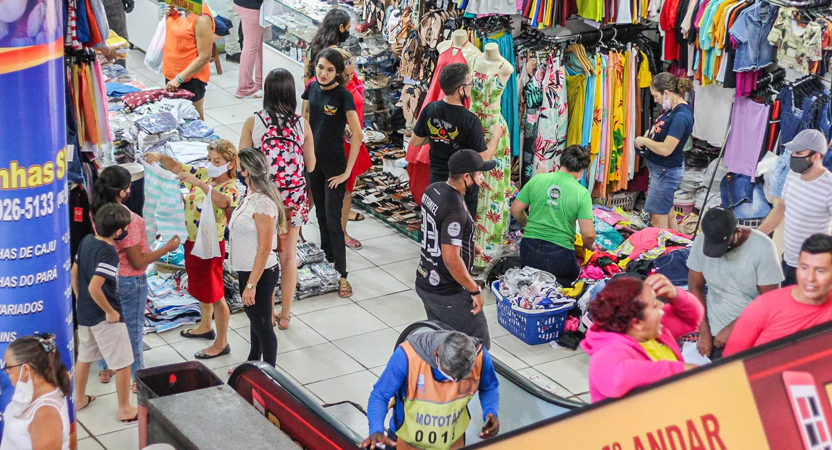 Movimentação no shopping da cidade