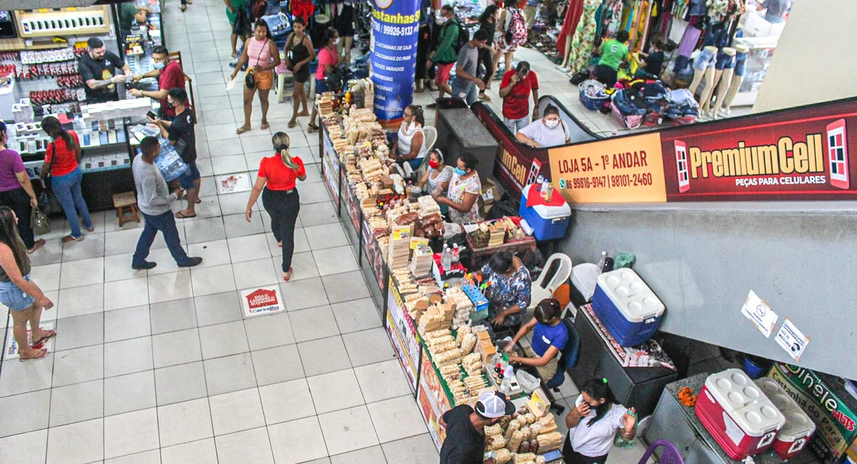 Movimentação no shopping da cidade