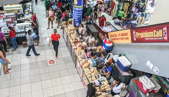 Movimentação no shopping da cidade