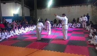 Crianças recebem  kimonos