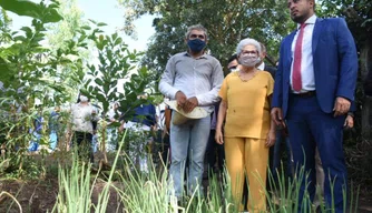 Regina Sousa visita projeto de agricultura da Penitenciária Irmão Guido