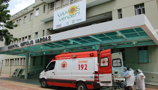 Ambulância em frente ao HGV