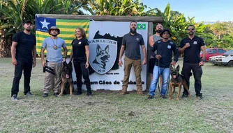 Policiais Civis com novos cães de detecção