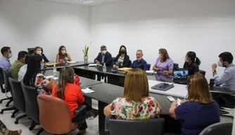 Reunião sobre suspensão de atividades em escola
