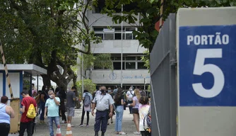 Portões de escola para realização do Enem