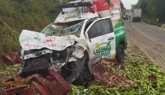 Acidente entre caminhões e ambulância em Demerval Lobão.