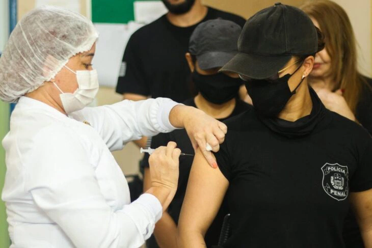 Vacinação contra gripe realizada em penitenciárias de Teresina.