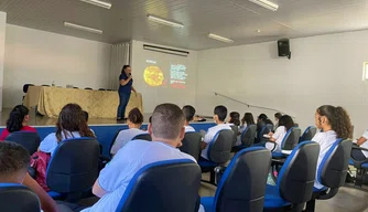 Alunos durante aula de astronomia