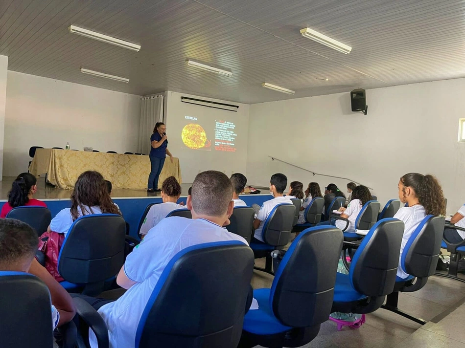 Alunos durante aula de astronomia