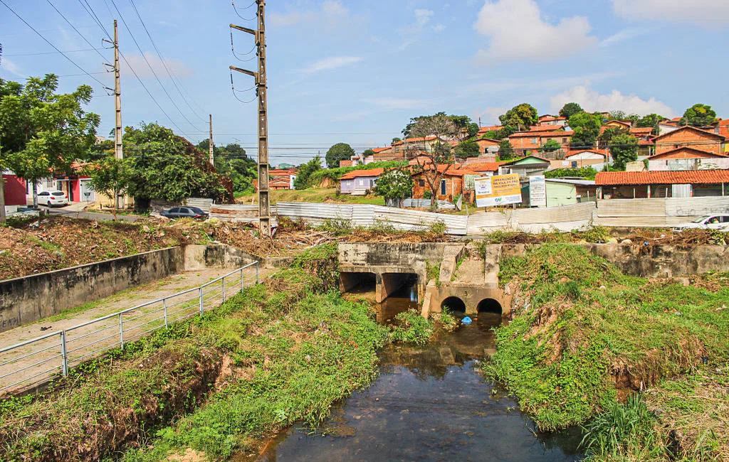 Obra de urbanização no grotão na Vila da Paz