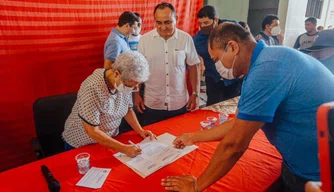 Governadora  entrega títulos de terras em Buriti dos Lopes