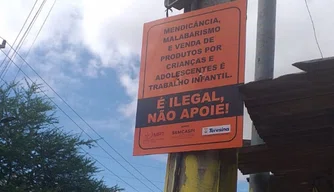 Placa instalada com frase contra o trabalho infantil