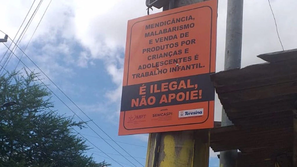 Placa instalada com frase contra o trabalho infantil