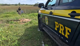 Veículo abandonado em matagal após perseguição