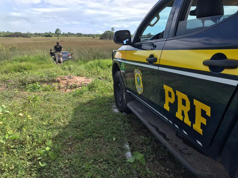 Veículo abandonado em matagal após perseguição