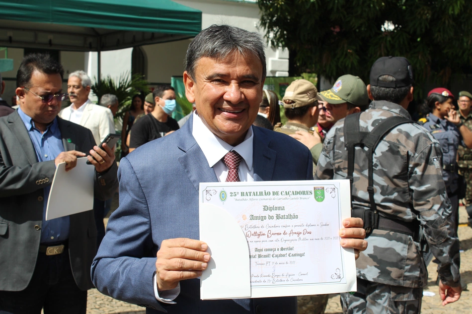 Ex-governador Wellington Dias recebe a honraria de amigo do 25° Batalhão de Caçadores