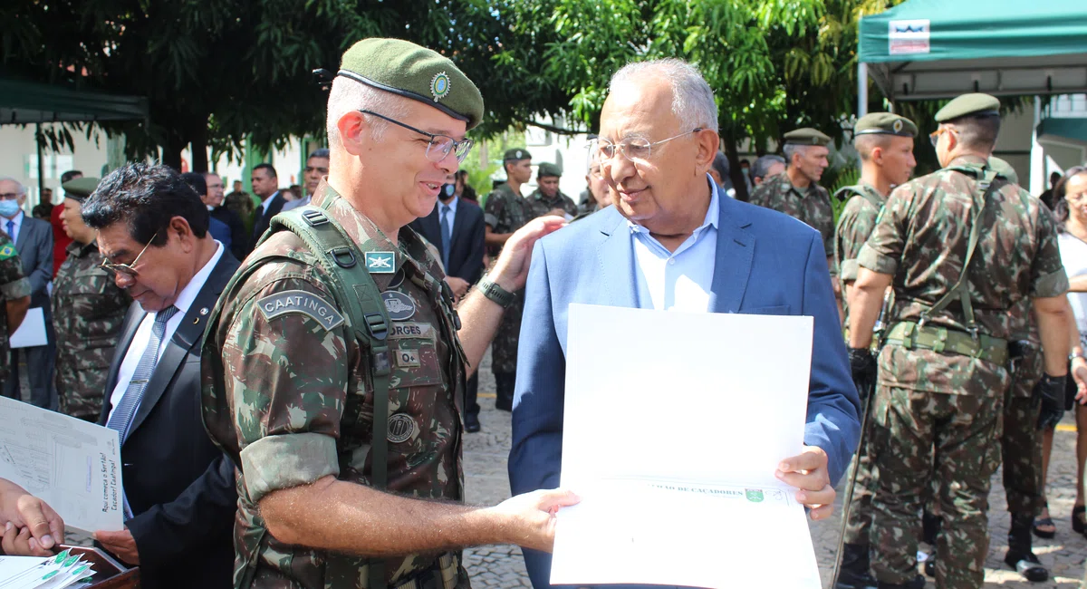 Prefeito de Teresina, Dr Pessoa recebendo a honraria de amigo do 25° Batalhão de Caçadores