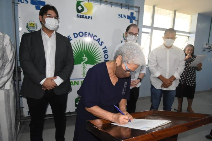 Regina Sousa e Neris Júnior assinam termo de habilitação de leitos.