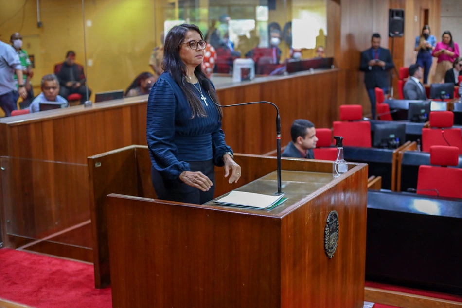 Deputada Teresa Britto em plenária para Projeto de Lei  Teste do Olhinho 