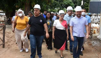 Regina Sousa visita novo centro cultural de Teresina.