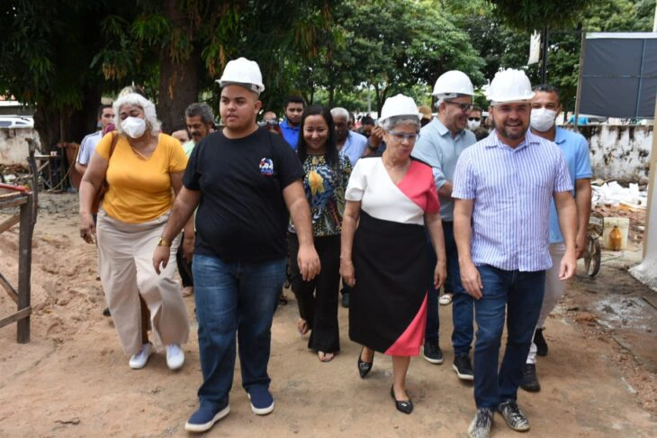 Regina Sousa visita novo centro cultural de Teresina.