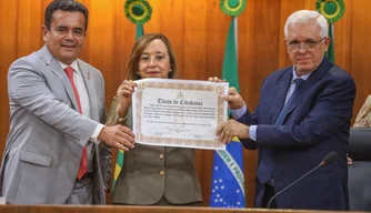 Ministra recebendo título de Cidadã Honorária do Piauí.