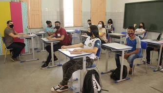 Sala de aula com alunos beneficiados do processo seletivo de professores.