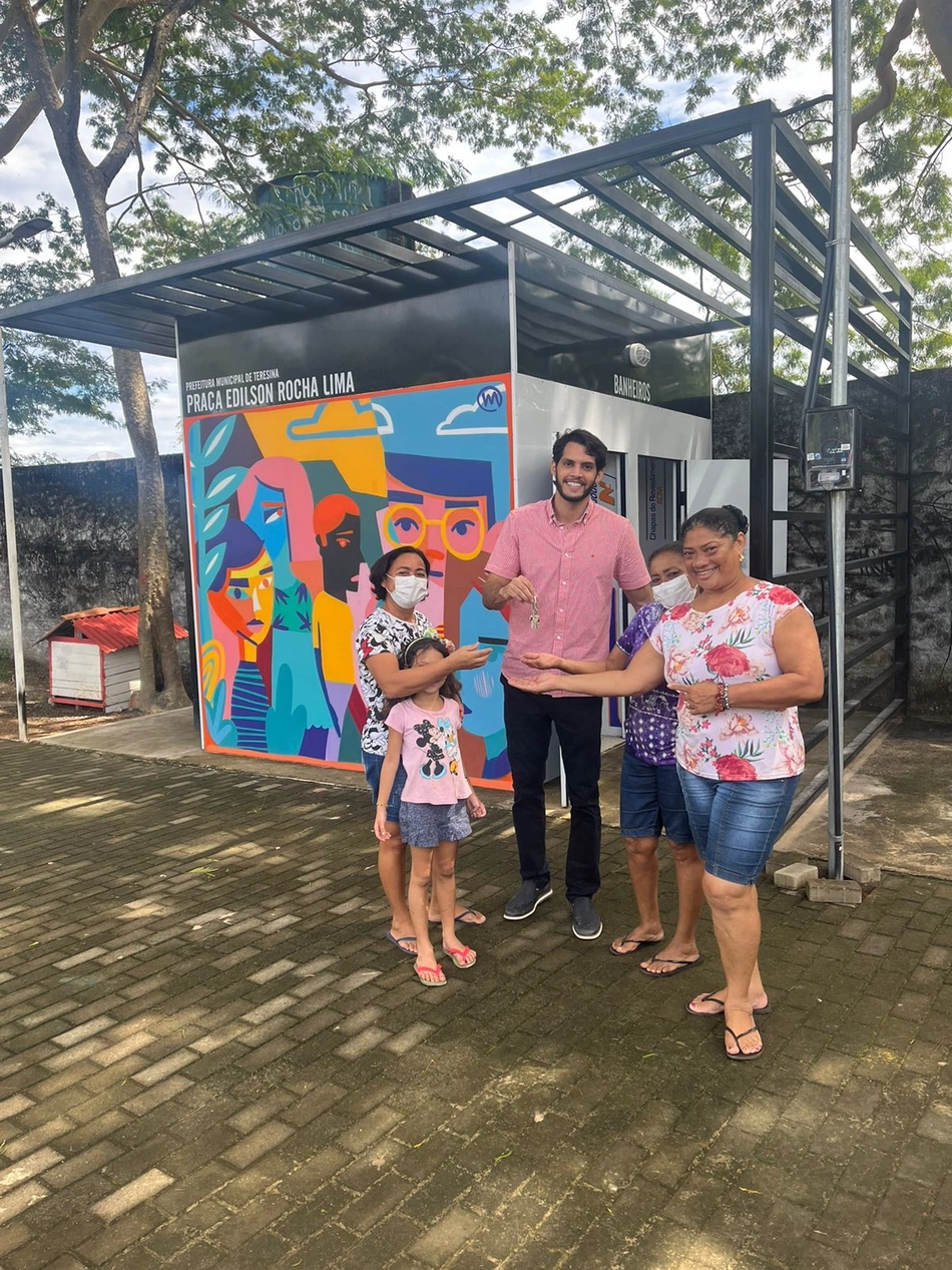 Banheiro instalado na praça Edilson Rocha Lima no bairro Mocambinho