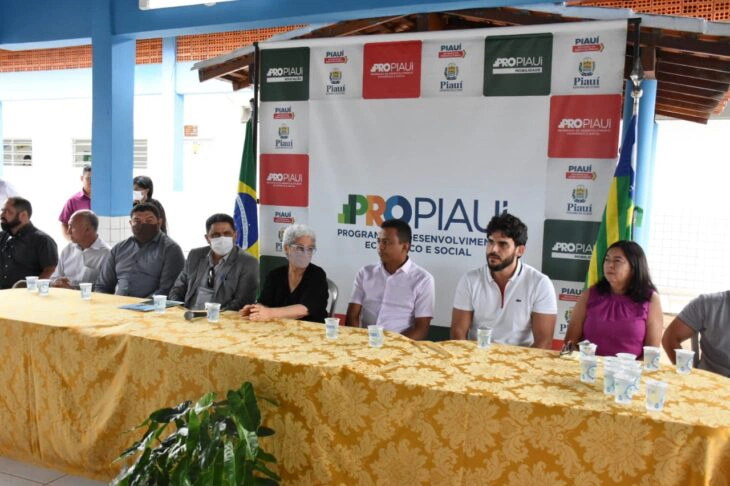 Entrega de títulos de terras em municípios do interior do estado