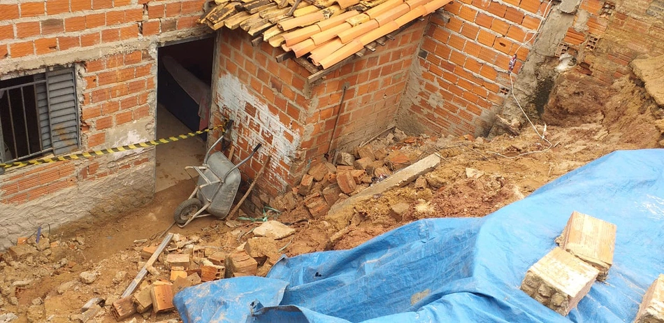 Desabamento em residência no bairro Três Andares