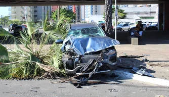 Carro capota e bate em árvore em Teresina