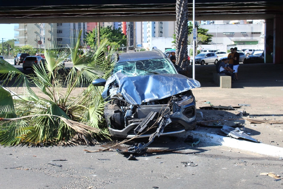 Carro capota e bate em árvore em Teresina