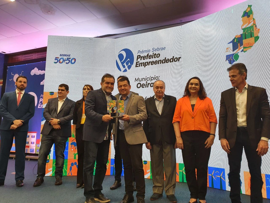 Prefeito de Oeiras José Raimundo, recebe prêmio do Sebrae