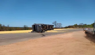 Caminhão tomba em Município de Redenção de Gurgueia.