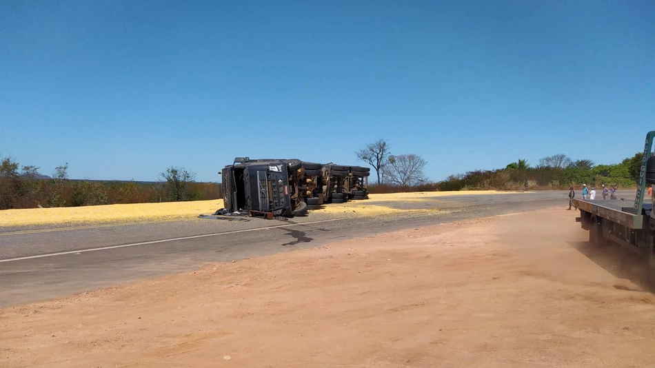 Caminhão tomba em Município de Redenção de Gurgueia.