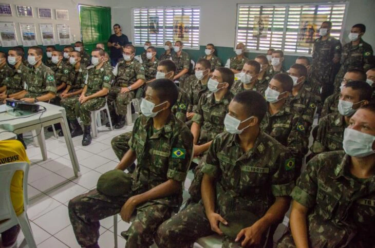 Jovens assistindo a palestra educativa.