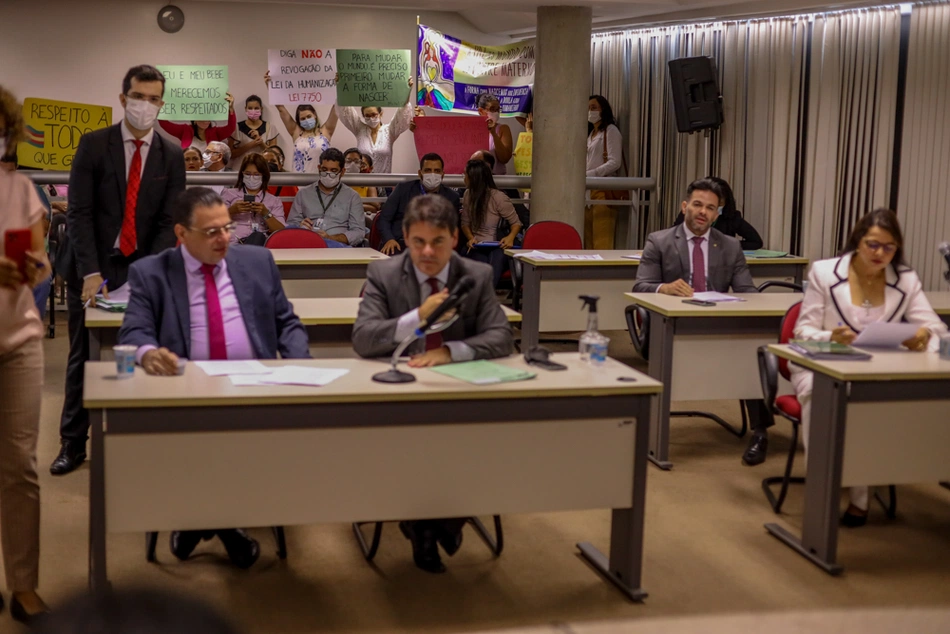 Deputados na reunião da comissão técnica.