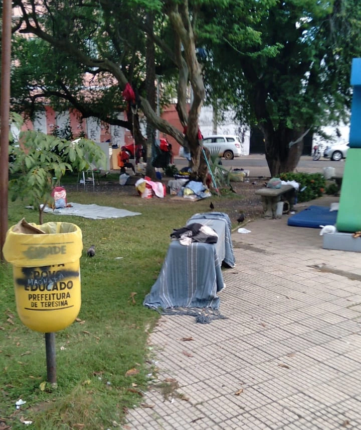 Moradores em situação de rua na praça Pedro II.