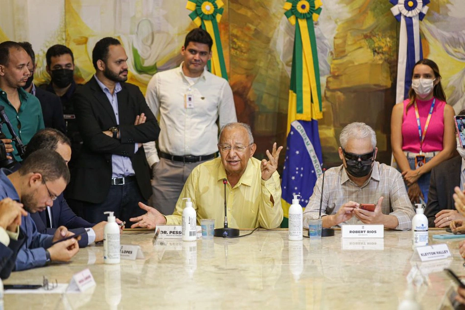 Dr. Pessoa  assina decreto que regulamente plano de carreira dos professores.